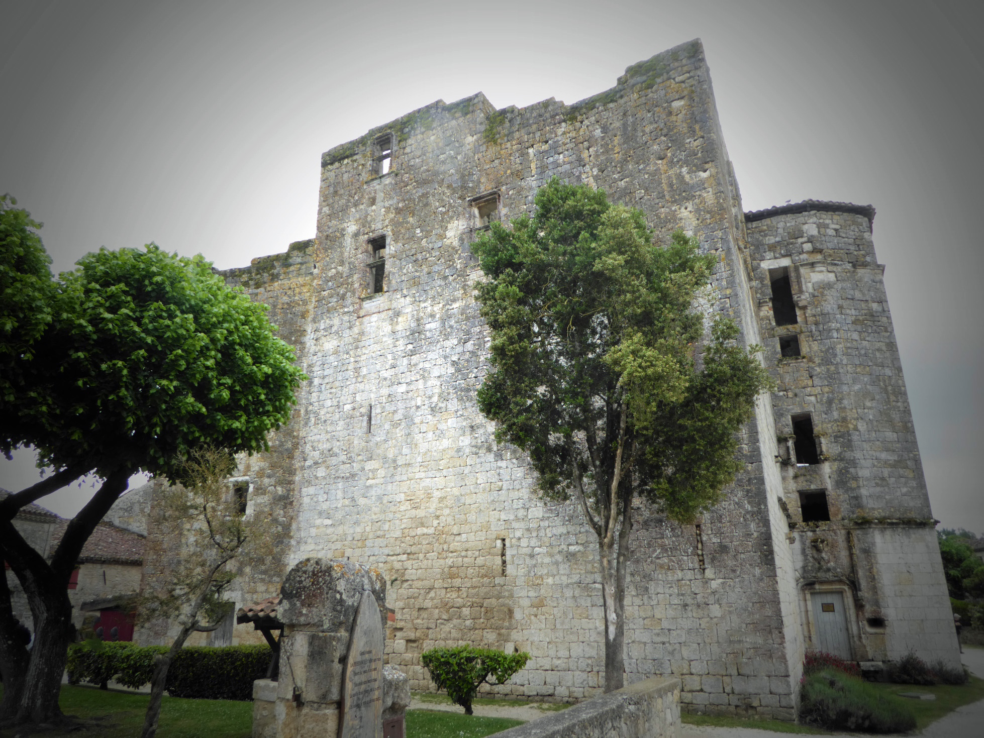 Photo à Larressingle (32100) Dans le village Larressingle, 387843