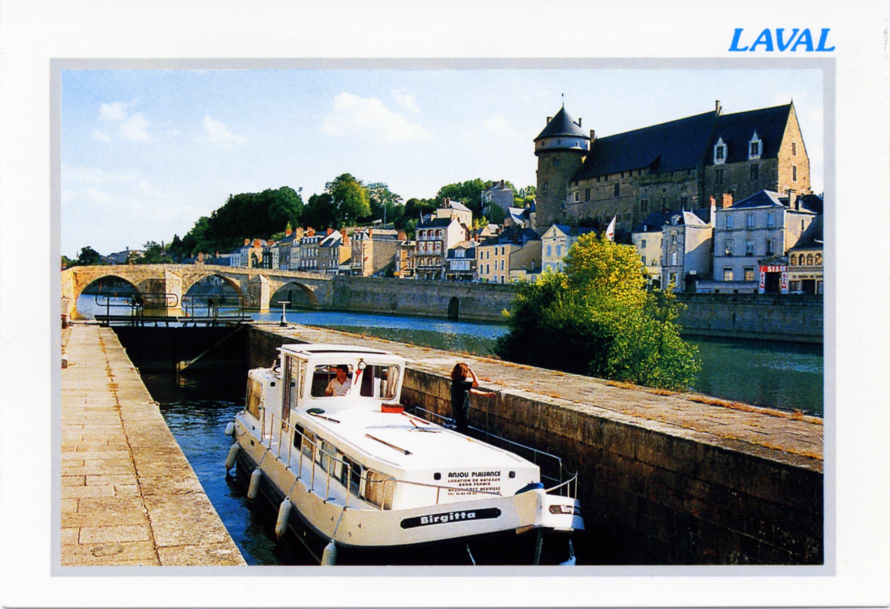 Photo à Laval (53000) Passage d'une écluse sur la Mayenne et le vieux