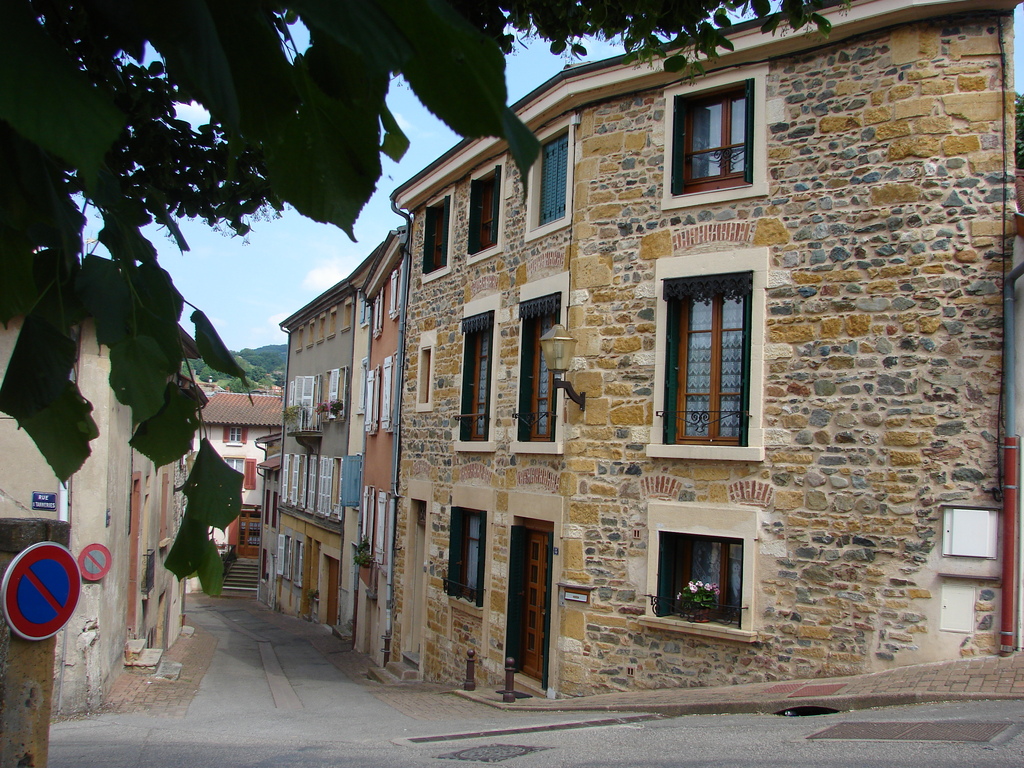 Photo à SainBel (69210) Une rue du village SainBel, 12505