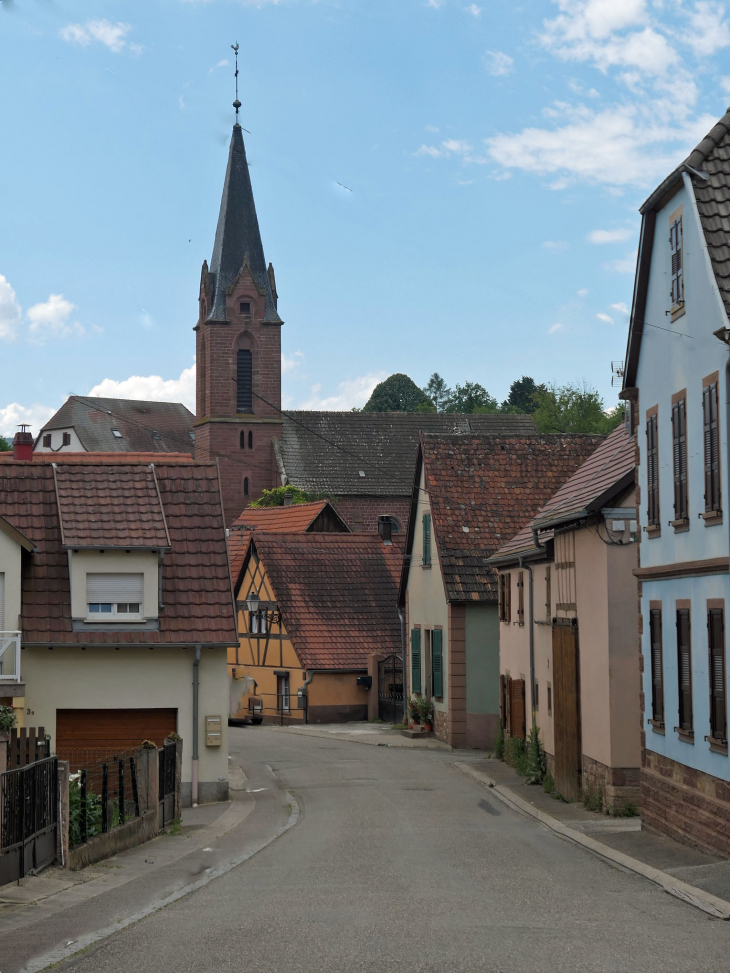 La rue principale vers  l'église catholique - Allenwiller