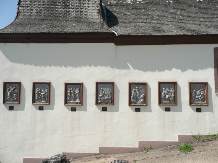 Sur le mur de la chapelle les dernières stations du chemin de croix - Marlenheim