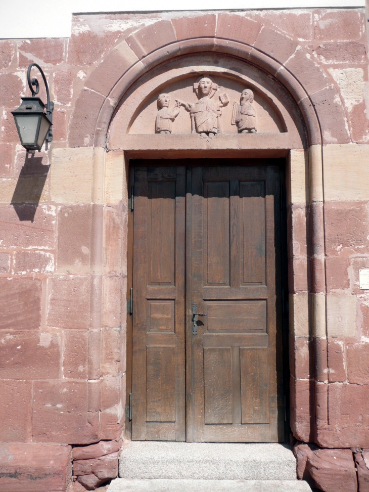 Au dessus de cette porte de l'église TYMPAN ROMAN , le Crist avec les apôtes Pierre et Paul  - vers 1190 -1200- - Marlenheim
