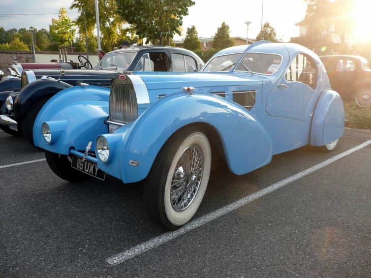 Centenaire Bugatti parking Communauté de Communes - Bugatti type 57 réplique Aérolithe 1938 - Molsheim