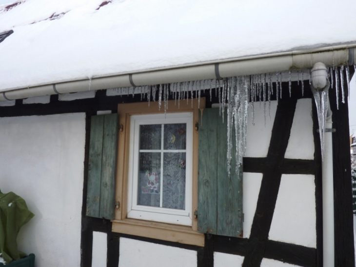 Façade d'une maison alsacienne - Décoration naturelle d'une fenêtre Noël 2010 - Salmbach