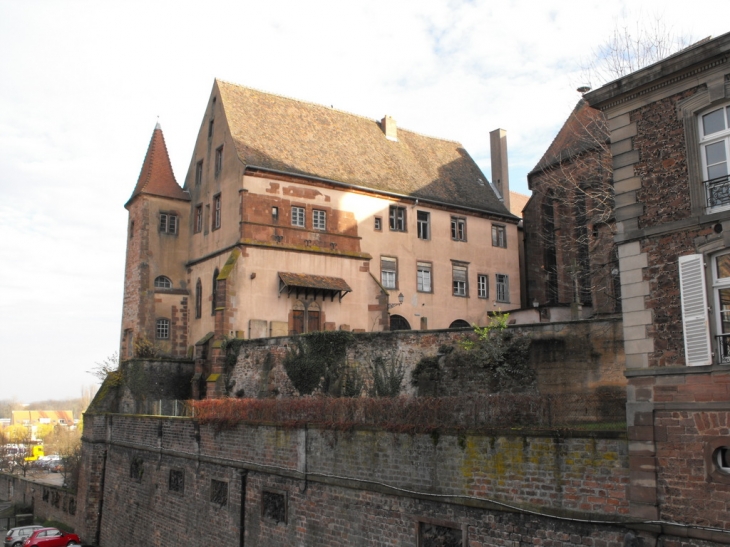 Ancien chateau épiscopal du 17e siècle aujourd'hui sous-préfecture - Saverne