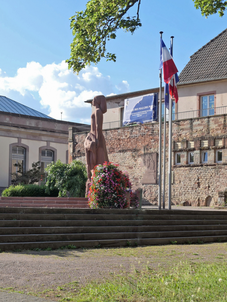 Monument aux mots des Malgrè-Nous dédié aux Alsaciens et Lorrains incorporés de force dans l'armée allemande - Saverne