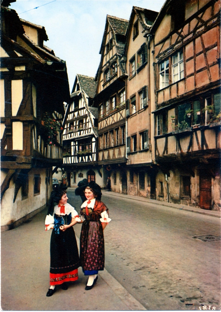 Alsacienne au Bains-aux-Plantes, vers 1970 (carte postale). - Strasbourg