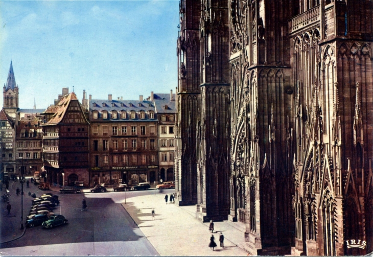 PLace de la Cathédrale, vers 1970 (carte postale). - Strasbourg