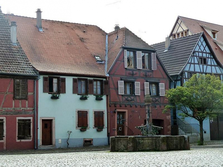 Maisons colorées et fontaine sur la place du marché - Bergheim