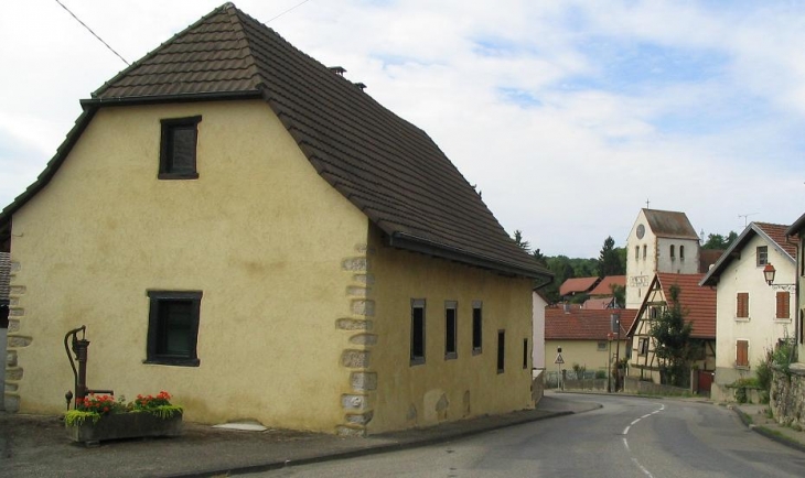 Rue Principale vers l'Eglise - Bruebach