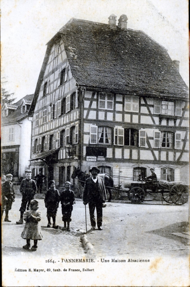 Une Maison Alsacienne, vers 1914 (carte postale ancienne). - Dannemarie