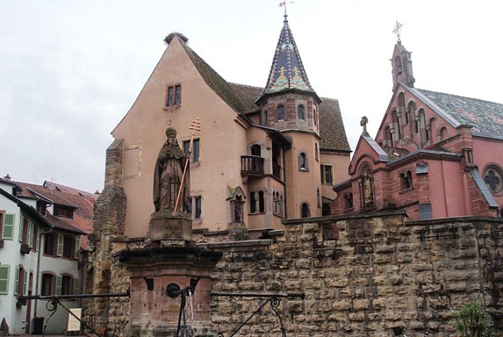 Place du château : le château, la statue et la chapelle du pape Léon IX - Eguisheim