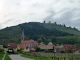 le village dominé par ses châteaux