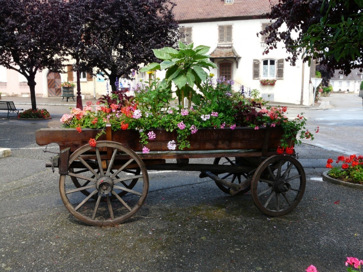 Charriot devant la Mairie - Mittelwihr