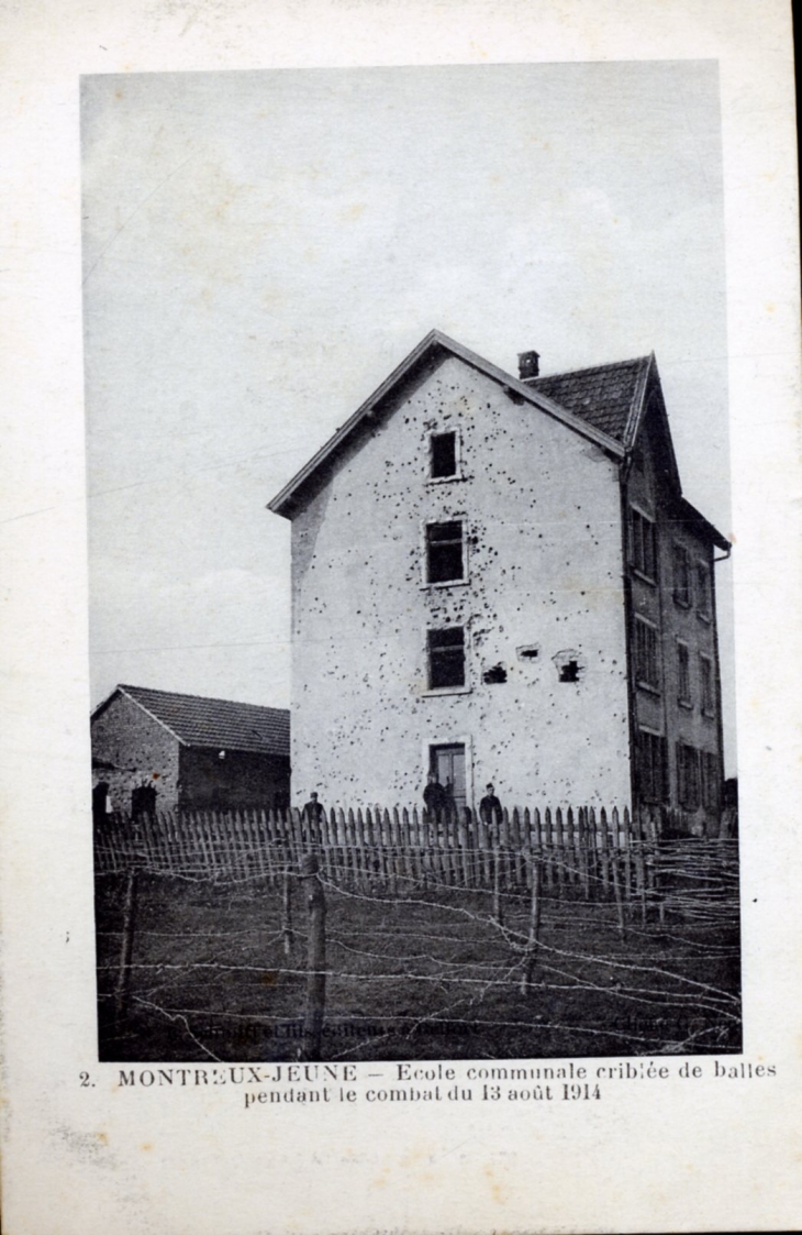 Ecole communale criblée de balles pendant le combat du 13 aout 1914 (carte postale ancienne). - Montreux-Jeune