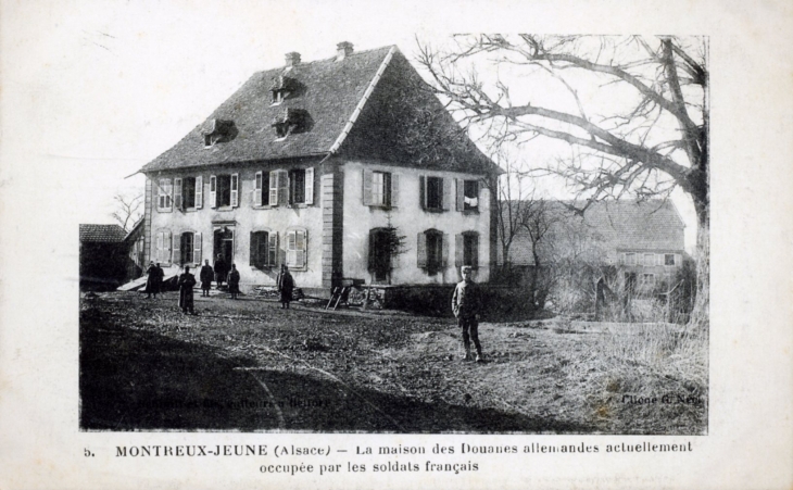 La maison des Douanes Allemandes actuellement occupée par les Soldats français, vers 1915 (carte postale ancienne). - Montreux-Jeune