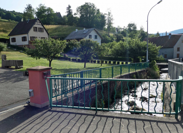 Rue de la Libération : pont sur le ruisseau - Orbey