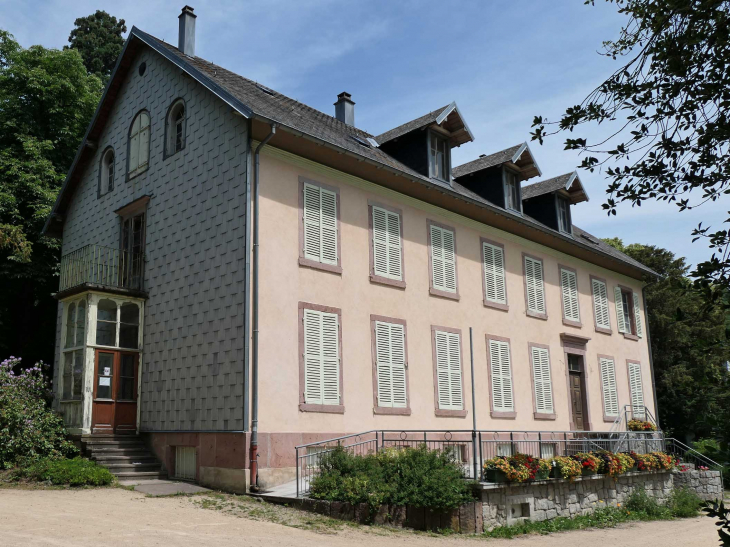 La maison Lefebure : façade sur le parc - Orbey