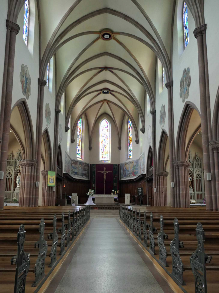 L'église Saint Urbain: : la nef vers le choeur - Orbey