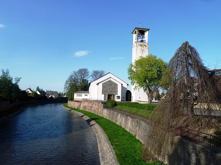 Le temple protestant près de la rivière - Ostheim