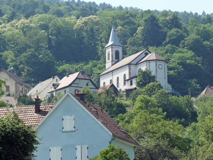 Vue sur le village et son église - Rimbachzell