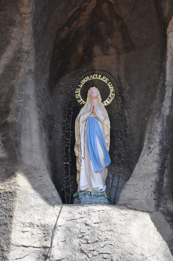 La Vierge repose sur une pierre extraite de l'endroit même où l'Immaculée Conception apparut à Sainte Bernadette en 1858. - Wettolsheim