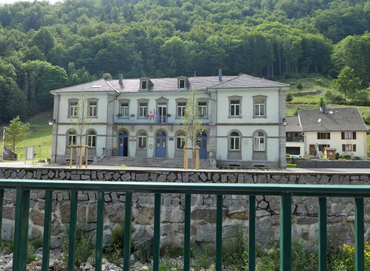 La mairie-poste entre rivière et forêt - Wildenstein