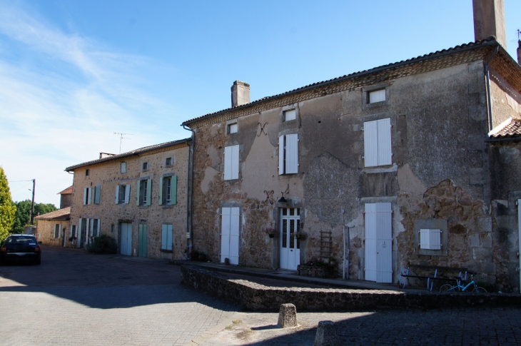 Maisons du village; - Abjat-sur-Bandiat