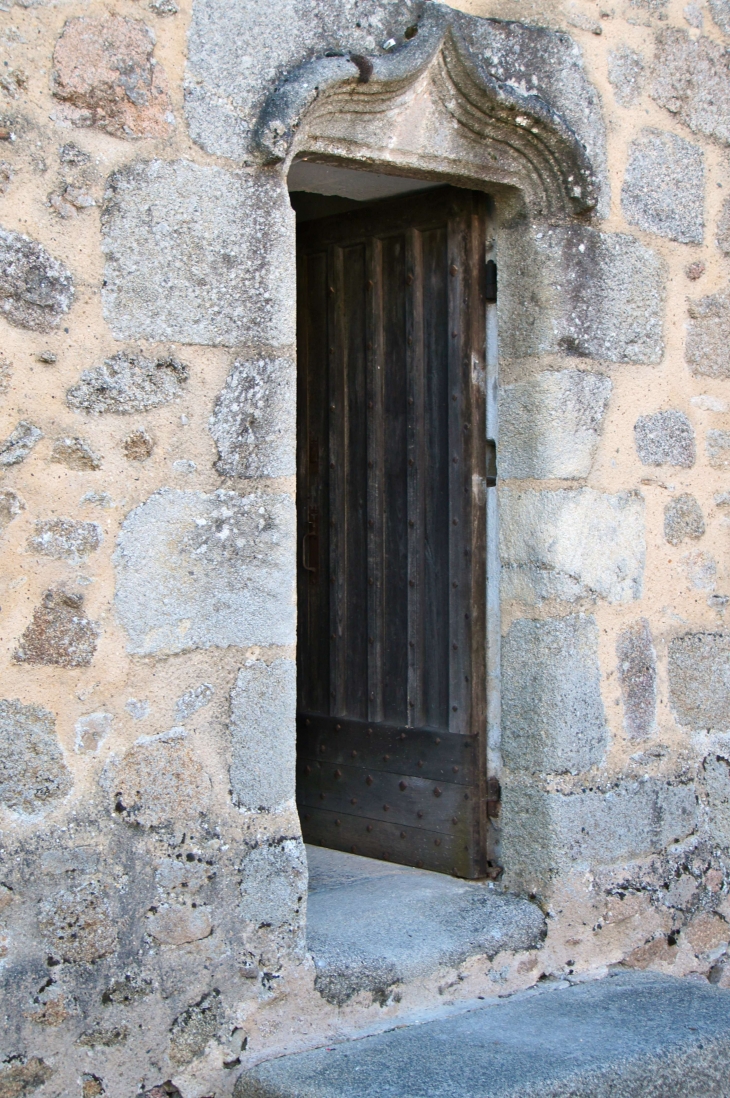 Petite-porte-de-la-facade-occidentale-de-l-eglise-saint-andre (2ème nef). - Abjat-sur-Bandiat