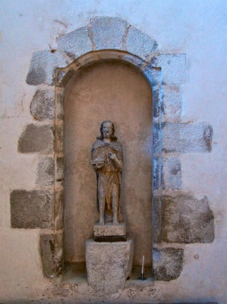 La statue de saint Jean Baptiste du XVIIe siècle. eglise Saint André. - Abjat-sur-Bandiat