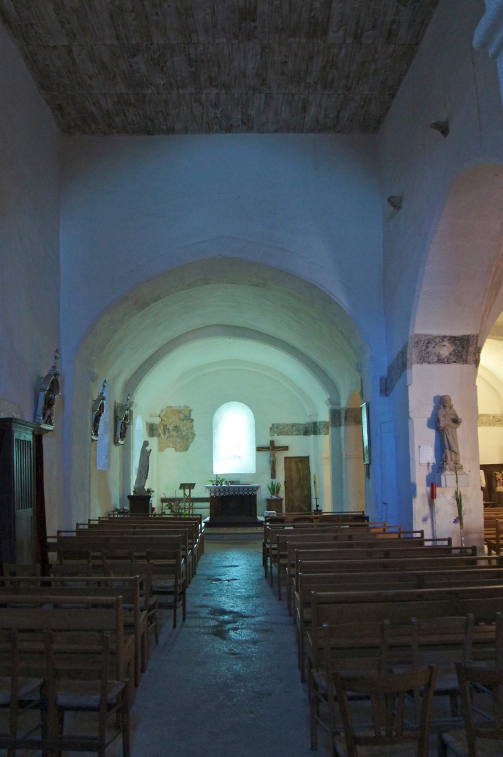 Eglise Saint André : la nef nord. - Abjat-sur-Bandiat