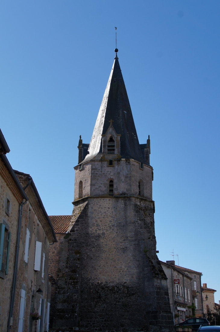 Le clocher de l'église Saint-André. Rebâti en 1874. - Abjat-sur-Bandiat
