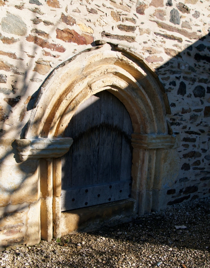 Petite porte dans la façade sud de l'église Saint Martin. - Angoisse