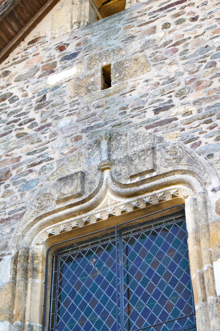 Eglise Saint Martin : linteau sculpté au dessus du portail. - Angoisse