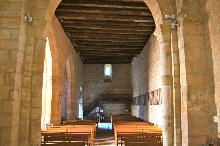 Eglise Saint-Etienne : la nef vers le portail. - Archignac