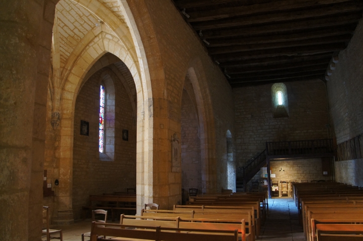 Eglise Saint-Etienne : la nef et son collatéral, vers le portail. - Archignac