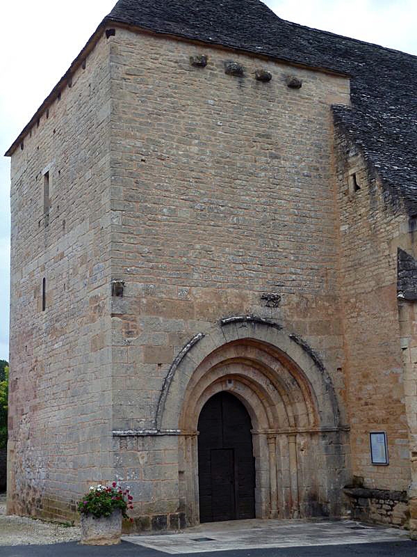 L'entrée de l'église - Archignac