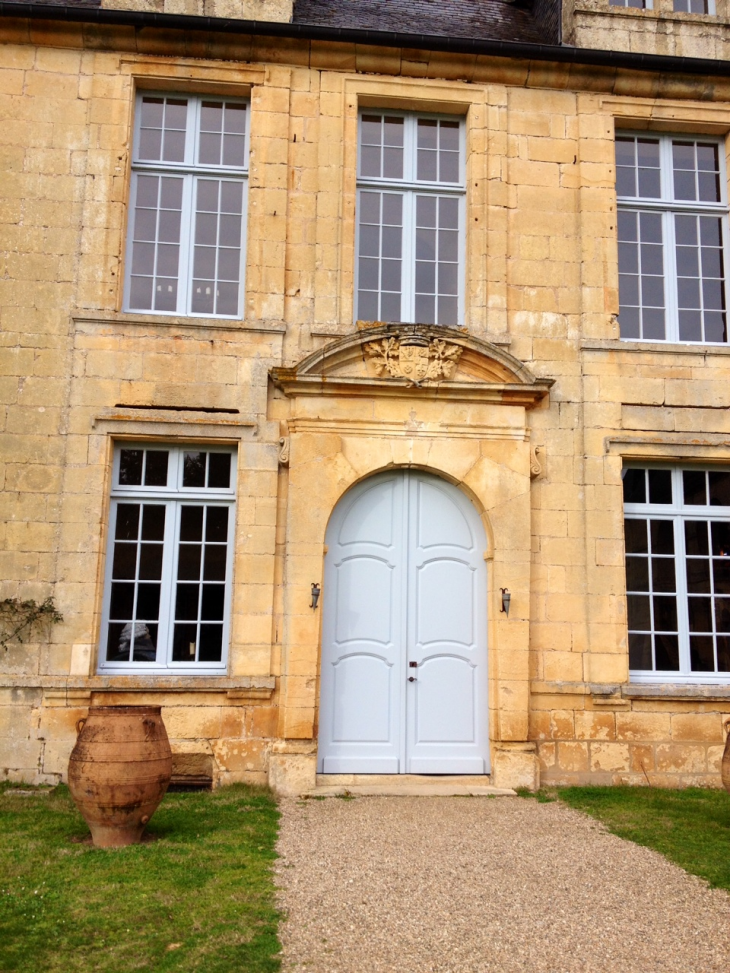 La porte principale du château de Sauveboeuf. - Aubas