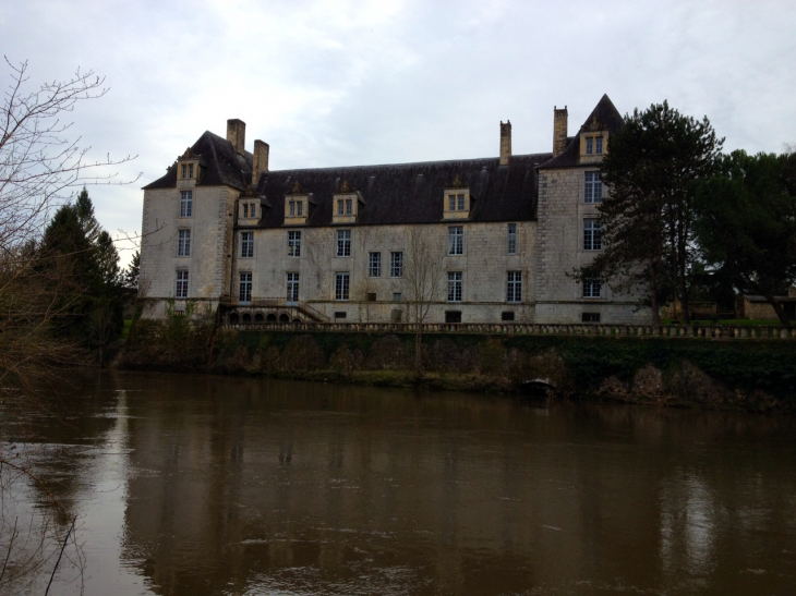 Le château de Sauveboeuf depuis la rive opposée de la Vézère. - Aubas