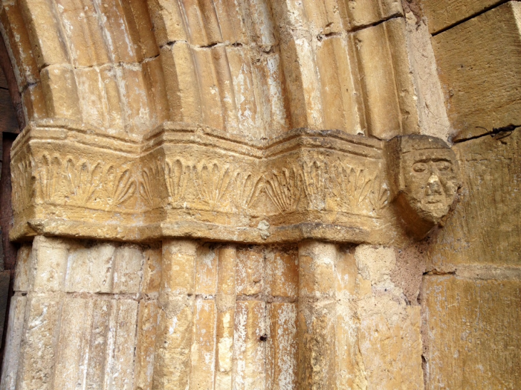 Détails du décor du portail de l'église. - Aubas