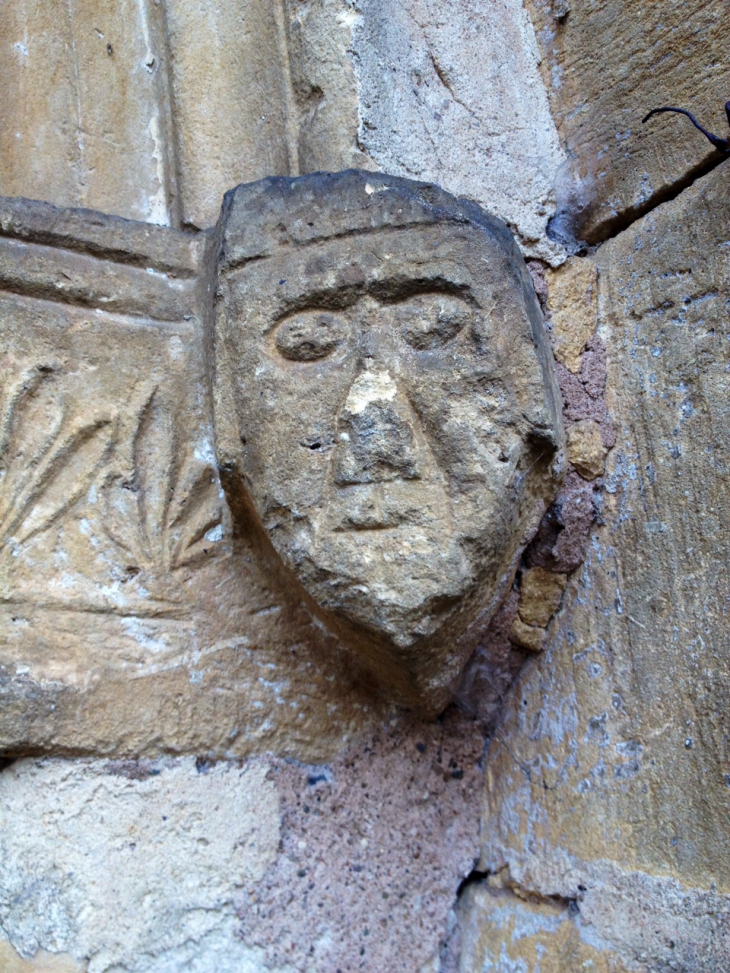 Visage sculpté du portail de l'église - Aubas
