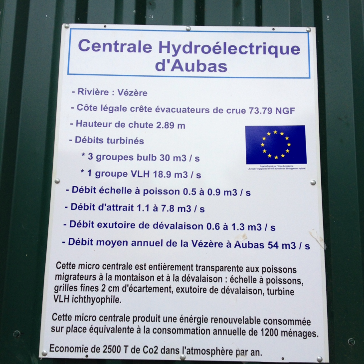 Panneau d'information sur la centrale hydro-électrique d'Aubas sur la Vézère.