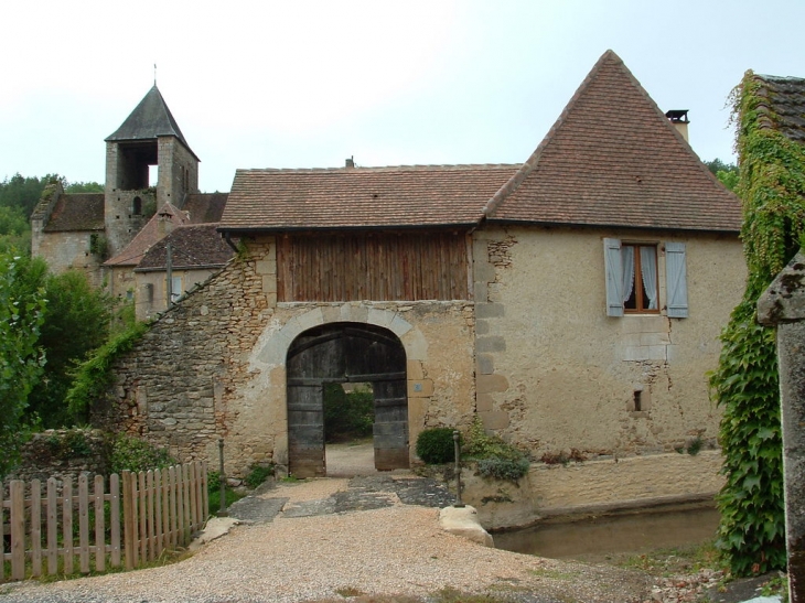 Vue à l'église et une vieille porte - Auriac-du-Périgord