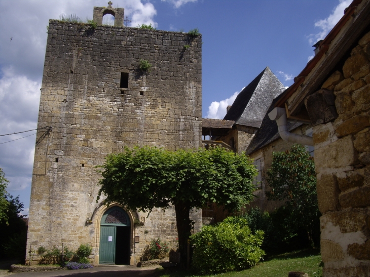 Eglise romane fortifiée 12ème (IMH). - Auriac-du-Périgord