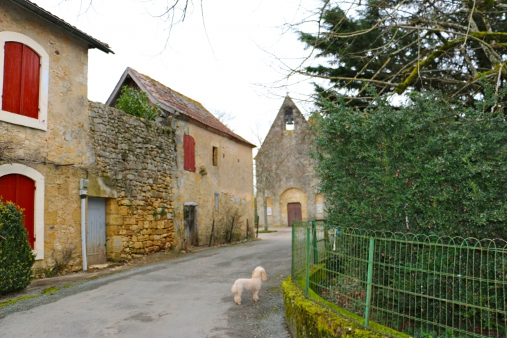 La rue du village qui mène à l'église Saint Etienne. - Baneuil