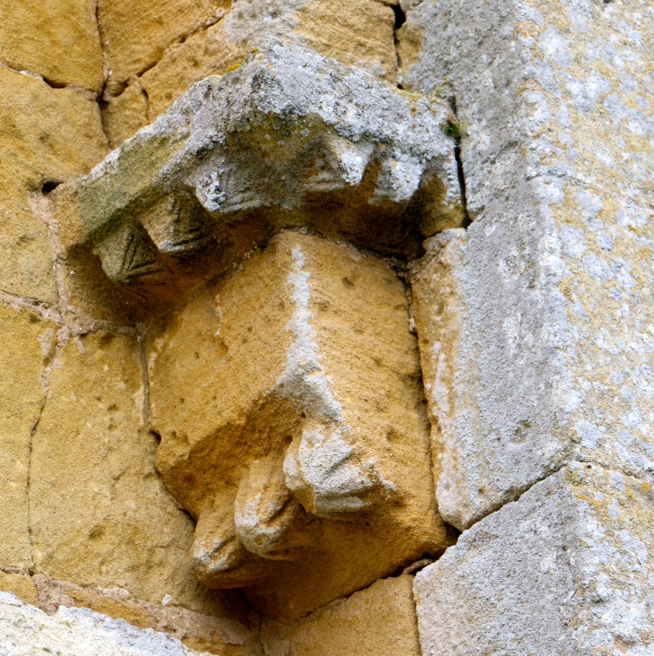 Détail : corbeau sur la façade nord de l'église Saint Etienne. - Baneuil