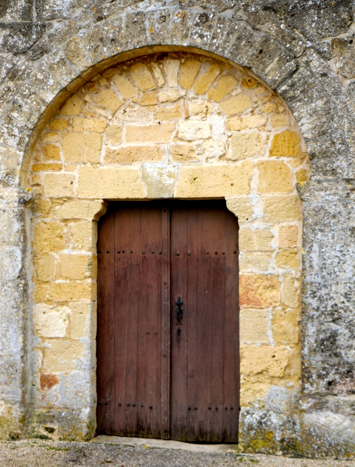 Portail de l'église Saint Etienne. - Baneuil