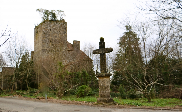Croix de chemin et château de Baneuil.