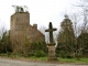 Photo suivante de Baneuil Croix de chemin et château de Baneuil.