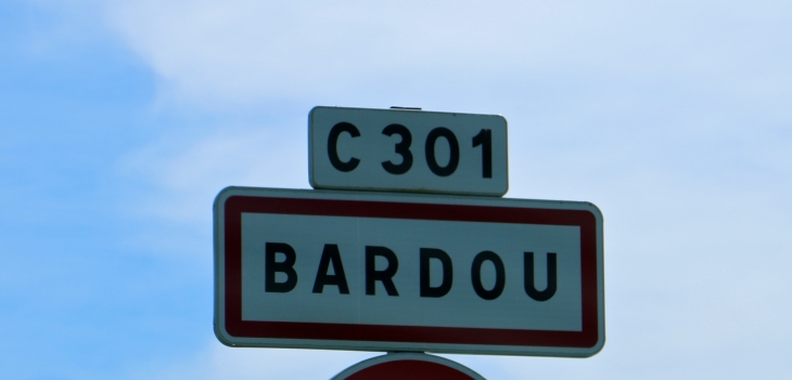 Autrefois : gisements préhistoriques. Bardo en 1286. Au XIIIe siècle, dépendait de la bastide de Beaumont. - Bardou